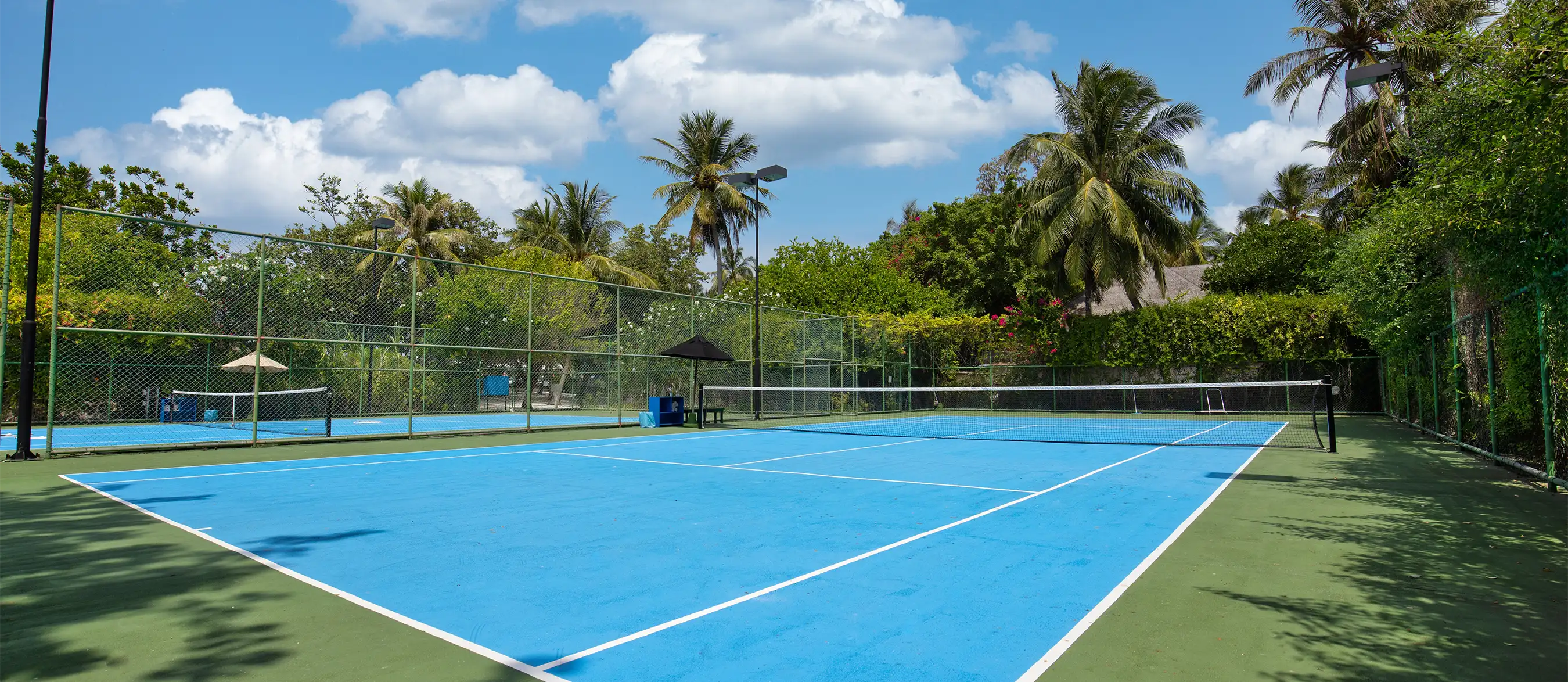 Club deportivo con canchas de tenis y pádel
